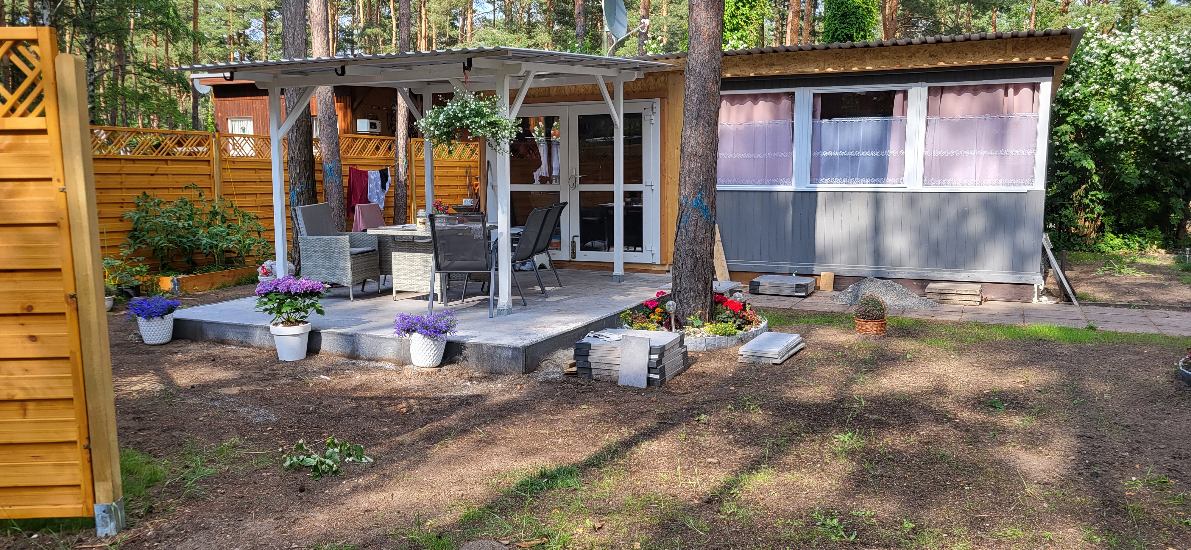 Dauercamper-Parzelle mit umbautem Wohnwagen